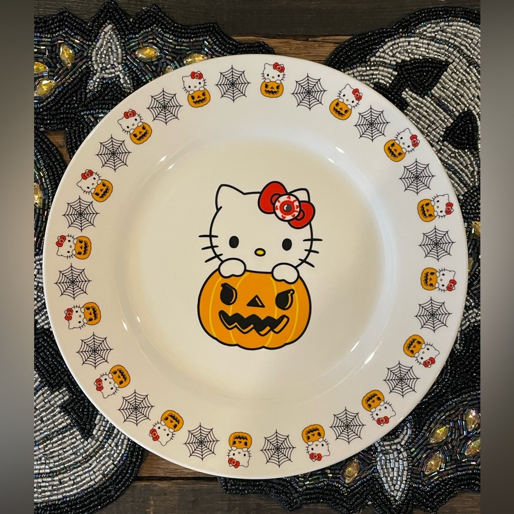 HELLO KITTY SANRIO NWOT Halloween Spiderwebs Hello Kitty In Jack-O-Lantern Plate